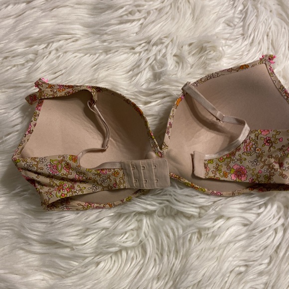 Victoria Secret Bra size 34DD it’s push up bra with adjustable strips - Picture 10 of 10